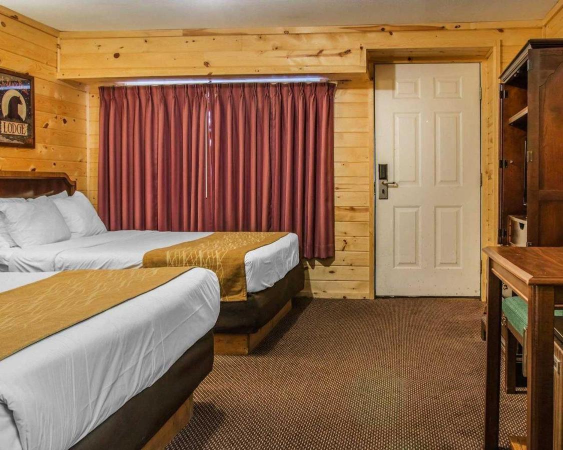 Cabins Of Mackinac & Lodge Mackinaw City Exterior photo