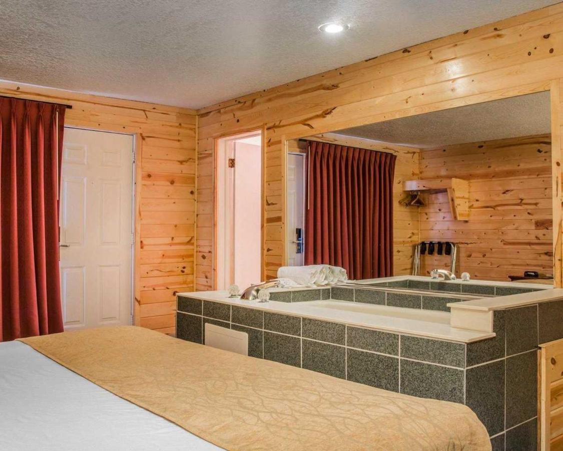 Cabins Of Mackinac & Lodge Mackinaw City Exterior photo