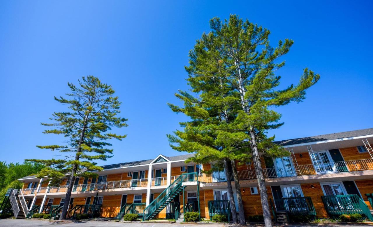 Cabins Of Mackinac & Lodge Mackinaw City Exterior photo