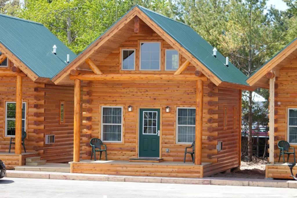 Cabins Of Mackinac & Lodge Mackinaw City Room photo