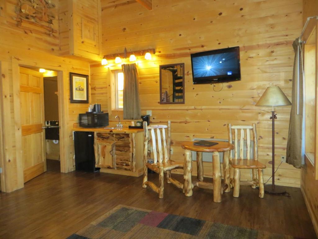Cabins Of Mackinac & Lodge Mackinaw City Room photo